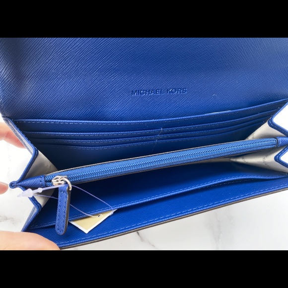 SALE‼️‼️ Michael kors large flap wallet carryall - Picture 5 of 8